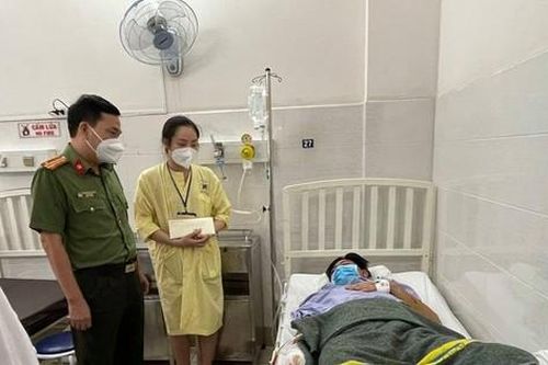 Lãnh đạo Công an TPHCM thăm, động viên cảnh sát khu vực bị đâm trọng thương