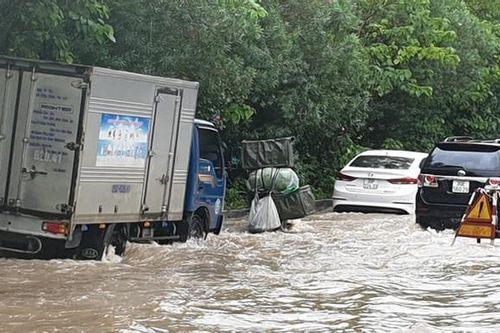 Hà Nội mưa lớn, đường lênh láng nước, Đại lộ Thăng Long ùn ứ
