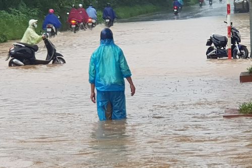 Hà Nội: Đại lộ Thăng Long ngập sâu, nhiều ô tô chết máy