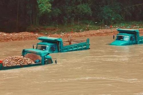 Mưa lũ lớn gây vỡ đập và hơn 17.000 ngôi nhà bị phá hủy ở Trung Quốc
