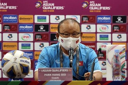 Bị bầu Hiển 'chê' bảo thủ, thầy Park phản pháo 'gay gắt'