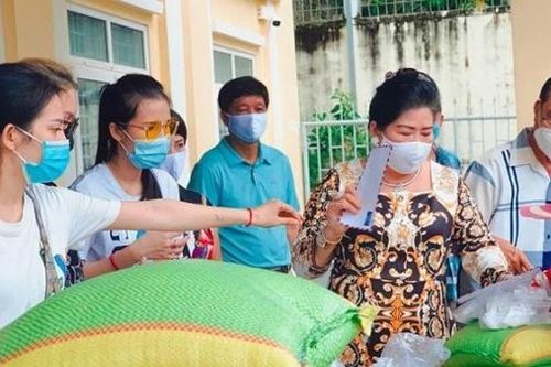 Hỗ trợ bà con có hoàn cảnh khó khăn tại thành phố Preah Sihanouk, Campuchia