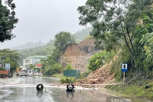 Hòa Bình: Sạt lở trên Quốc lộ 6, các phương tiện đổi hướng di chuyển
