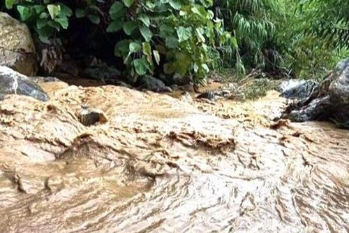 Hai người bị mưa lũ cuốn mất tích