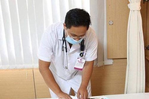 Hai bệnh nhi vừa sinh mấy ngày tuổi đã tắc ruột phải cấp cứu