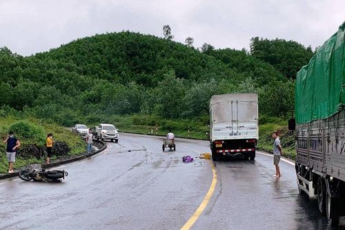 Va chạm với xe tải trên đường Hồ Chí Minh, người đàn ông tử vong tại chỗ