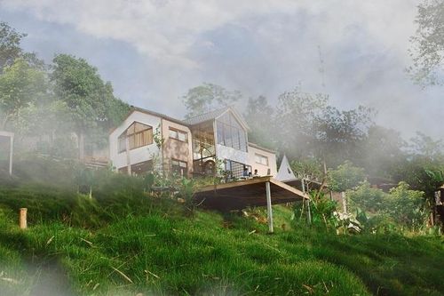 Cô gái rời Thủ đô, về Cao Bằng dựng ngôi nhà gỗ cheo leo bên sườn núi đẹp mê hồn