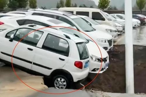 Video hố tử thần ở Trung Quốc 'nuốt chửng' nhiều xe hơi