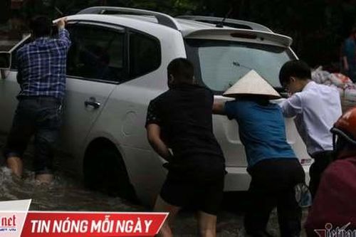 Đại lộ Thăng Long thành 'sông', nhóm người hò nhau ủn ô tô chết máy