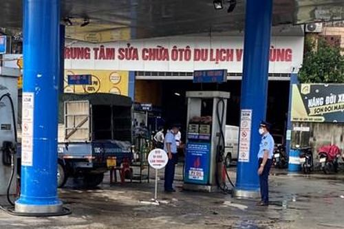 Cửa hàng xăng dầu treo biển 'mất điện' và chỉ bán không quá 50.000 đồng, bị phạt 10 triệu đồng