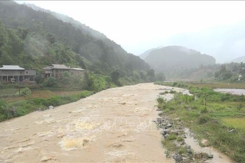 Hai người bị mất tích do nước lũ cuốn trôi ở Yên Bái