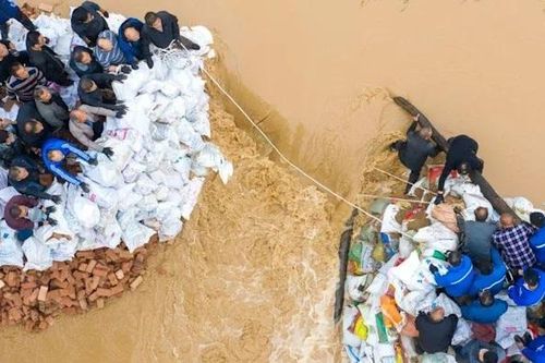 Mưa lũ nhấn chìm hàng nghìn ngôi nhà, phá hủy nhiều con đập ở Trung Quốc
