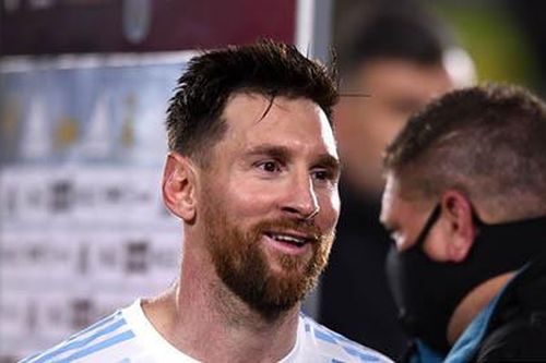 Messi lập kỷ lục sau bàn thắng khó tin vào lưới Uruguay