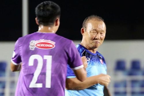 HLV Park Hang Seo và Phan Văn Đức có phản ứng gì sau khi bị bầu Hiển 'chê'?
