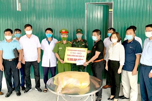 Tặng quà cho lực lượng làm nhiệm vụ tại chốt kiểm soát dịch
