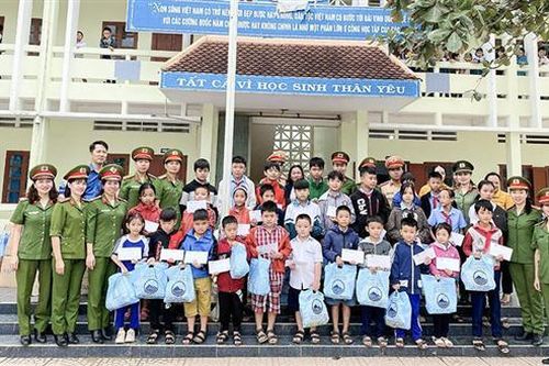 Phụ nữ Công an Vĩnh Linh giỏi việc nước, đảm việc nhà