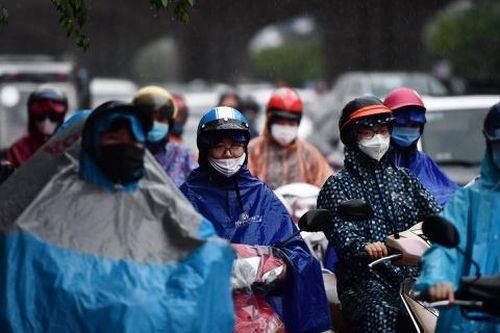 Đường phố Hà Nội kẹt cứng trong trận mưa sáng đầu tuần