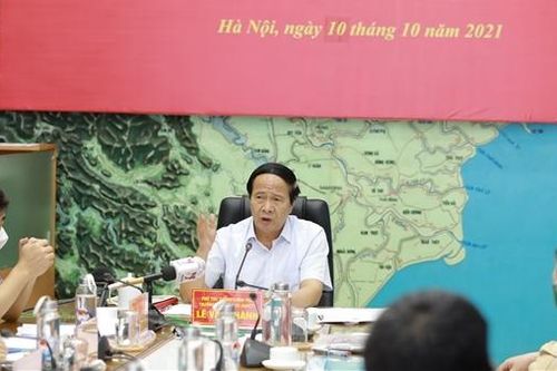 Hỗ trợ gần 2.000 người dân đi bộ về quê