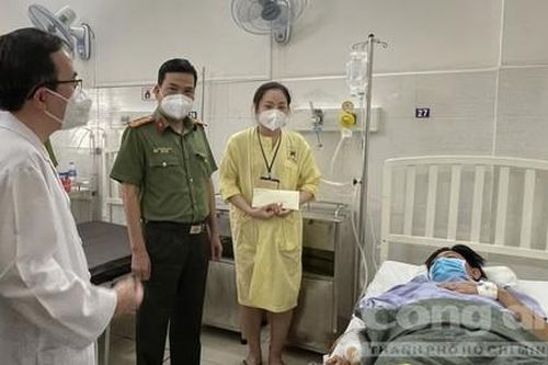 Ban giám đốc Công an TPHCM thăm Cảnh sát khu vực trọng thương khi làm nhiệm vụ