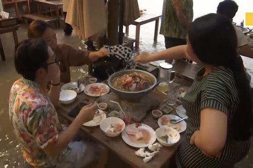 Người dân Thái Lan thích thú thưởng thức đồ ăn ở nhà hàng ngập nước