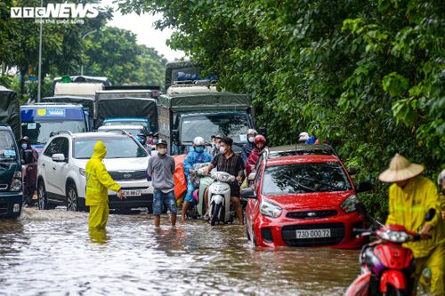 Đường gom đại lộ Thăng Long ngập sâu nửa mét, xe cộ ùn tắc gần 2km