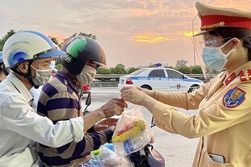 Ấm lòng bóng sắc phục giúp người về bản quán
