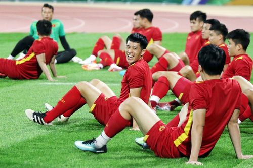 Tuyển Việt Nam làm quen mặt sân 'may mắn', sẵn sàng đấu Oman