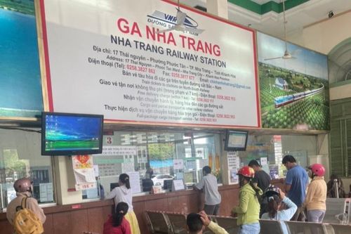 Vé tàu Bắc - Nam 'cháy' sau vài tiếng mở bán, đường sắt lập thêm tàu mới