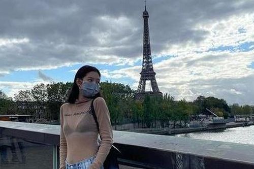 Jennie Blackpink diện áo 'xuyên thấu' checkin tháp Eiffef 'gây bão' like