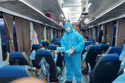 'Sốt vé' chặng TPHCM-Hà Nội, đường sắt thêm tàu phục vụ người dân