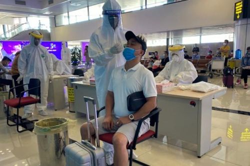 Người đi máy bay về Hà Nội phải ký cam kết theo dõi sức khỏe tại nhà