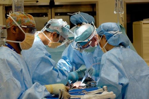 Phát hiện mảnh xi măng dài 10cm trong tim người đàn ông