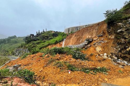 Mưa lũ đã làm 2 người chết, 19 điểm đường giao thông bị sạt lở