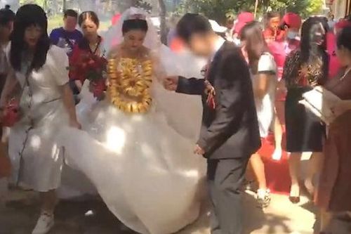 Clip: Xôn xao cô dâu 'lấy chồng đúng là gánh nặng'