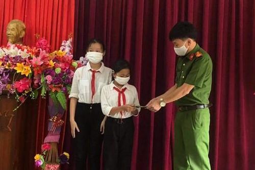Hai nữ sinh Quảng Bình nhặt được tiền tìm cách trả lại cho người đánh rơi