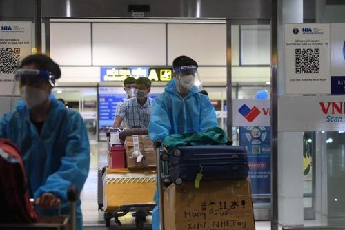 Chuyến bay đầy cảm xúc từ TP.HCM ra Hà Nội sau nhiều tháng giãn cách