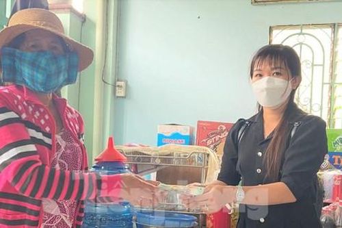 Người phụ nữ nghèo bán vé số ở Bình Dương nhường tiền trợ cấp cho người khác