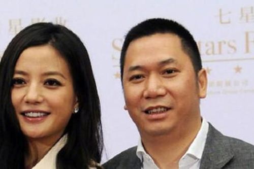 Đang 'lánh nạn' ở quê hậu 'phong sát ngầm', Triệu Vy và chồng lại sắp hầu tòa vì bị kiện