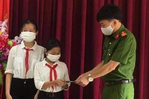 Nhặt được túi nilon đựng tiền, hai nữ sinh lớp 6 trả lại người đánh rơi