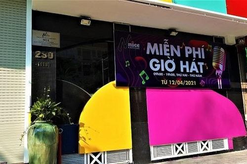 Karaoke lo bị xóa sổ, rạp phim nguy cơ phá sản