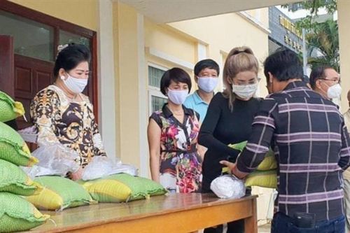 Người gốc Việt tại Campuchia 'nhường cơm sẻ áo' trong đại dịch