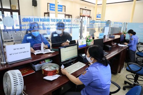 Hình ảnh ga Hà Nội mở lại bán vé, sau một thời gian tạm ngừng do dịch