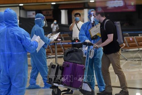 Đảm bảo an toàn phòng dịch với người trên các chuyến bay đi và đến Hà Nội
