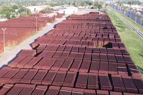 'Nghĩa địa' vật liệu xây tường biên giới Mỹ nằm ngổn ngang trên sa mạc