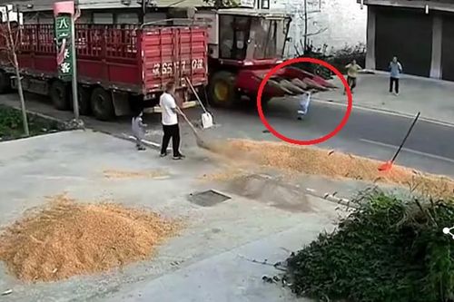 Cậu bé may mắn sống sót sau khi bị máy gặt đập cán qua người