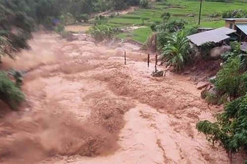 Mưa lũ cuốn trôi 2 người ở Yên Bái, trong đó có một cháu bé 3 tuổi