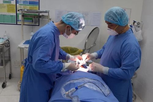 Tiêm làm đầy má hóp, nửa năm sau cô gái nhập viện, bác sĩ phải rạch mặt cấp cứu