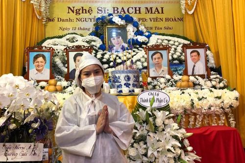 Lễ Chung thất NS Bạch Mai: Đồng nghiệp đến viếng, Bình Tinh nghẹn ngào: 'Bây giờ tôi bị vô cảm'