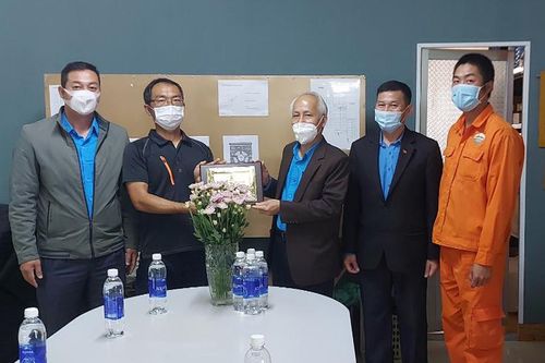 Tặng quà hàng trăm doanh nghiệp và người lao động