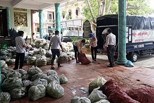Tăng ni, phật tử thành phố Đà Lạt hỗ trợ người dân Quảng Trị 41 tấn thực phẩm